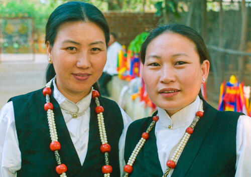 19_AMANO_Dolkar_and_Kaling_in_Tibetan_costume_Jeerang_Village